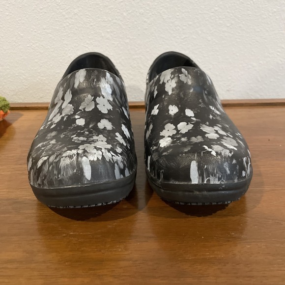 Crocs Shoes Womens Size 7 Black Floral Print Slip Resistant Comfort Work Clogs - Picture 5 of 12